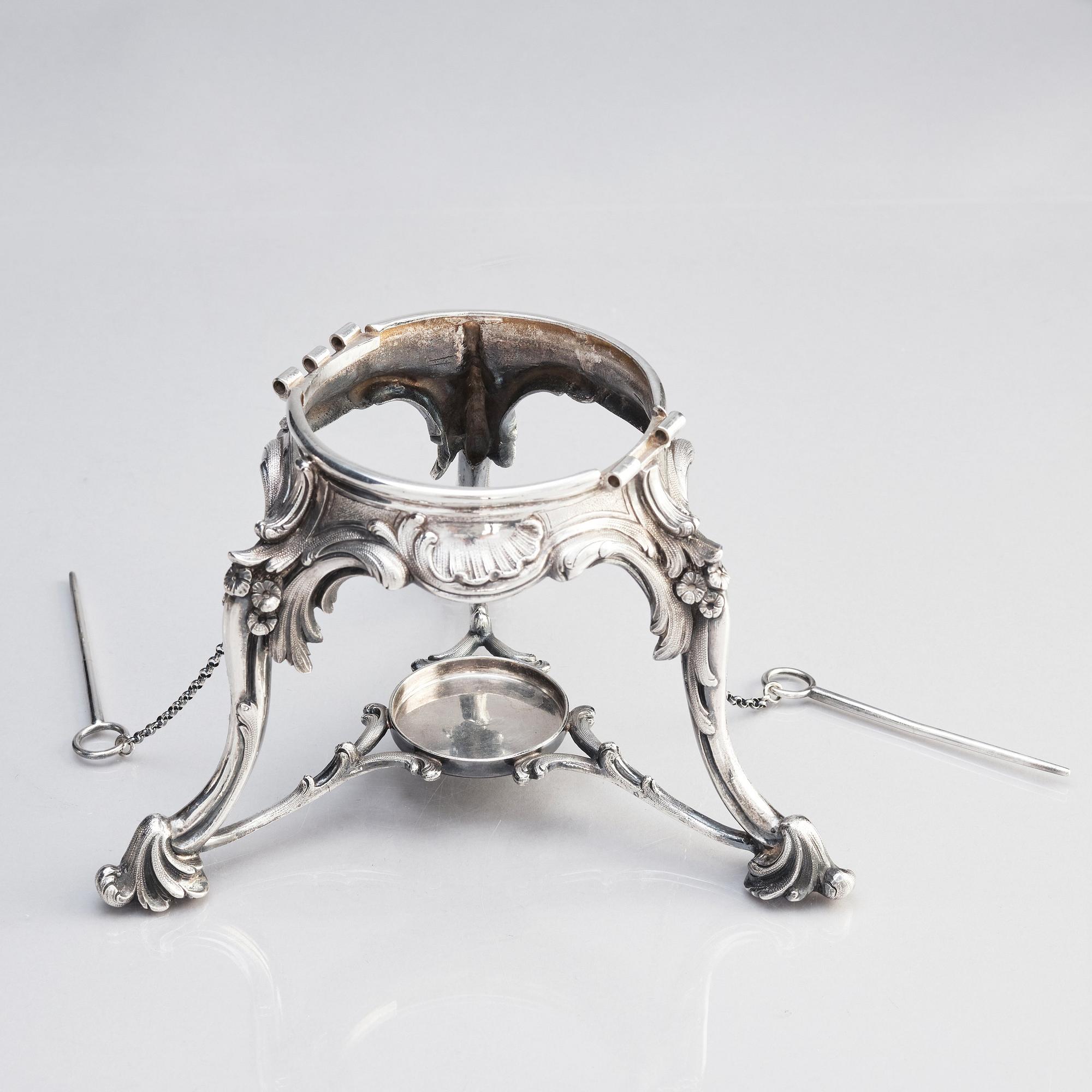 Gustaf Möllenborg (Carl Teodor Feron), tekanna på rechaud, silver, Stockholm 1885. Nyrokoko.