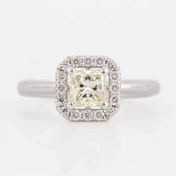 RING, med prinsesslipad diamant och briljanter.