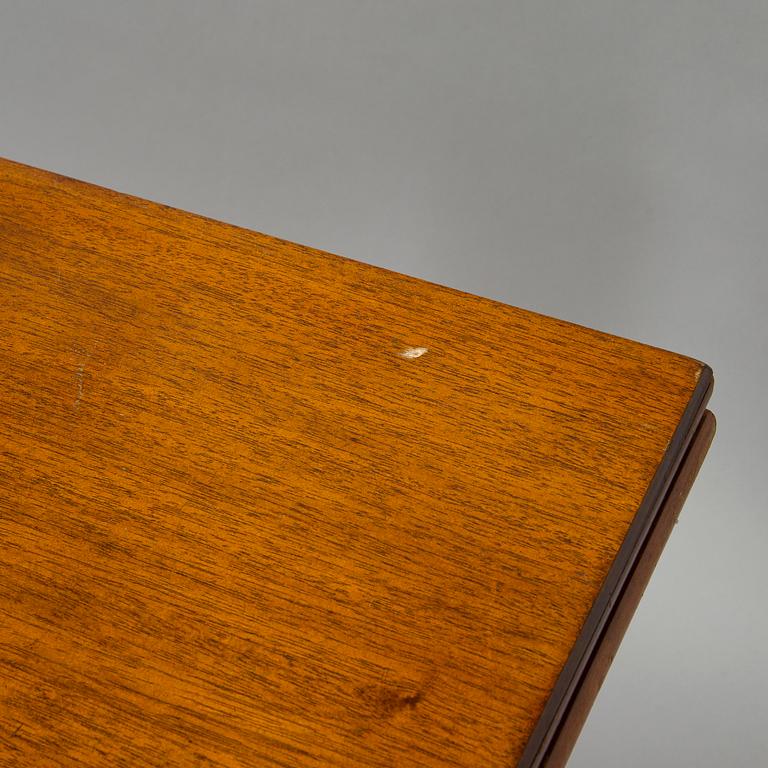 Karl Tirén, An Art Nouveau mahogany dining table with twelve chairs, A.B Naeslunds Möbelfabrik i Umeå, approx. 1901.