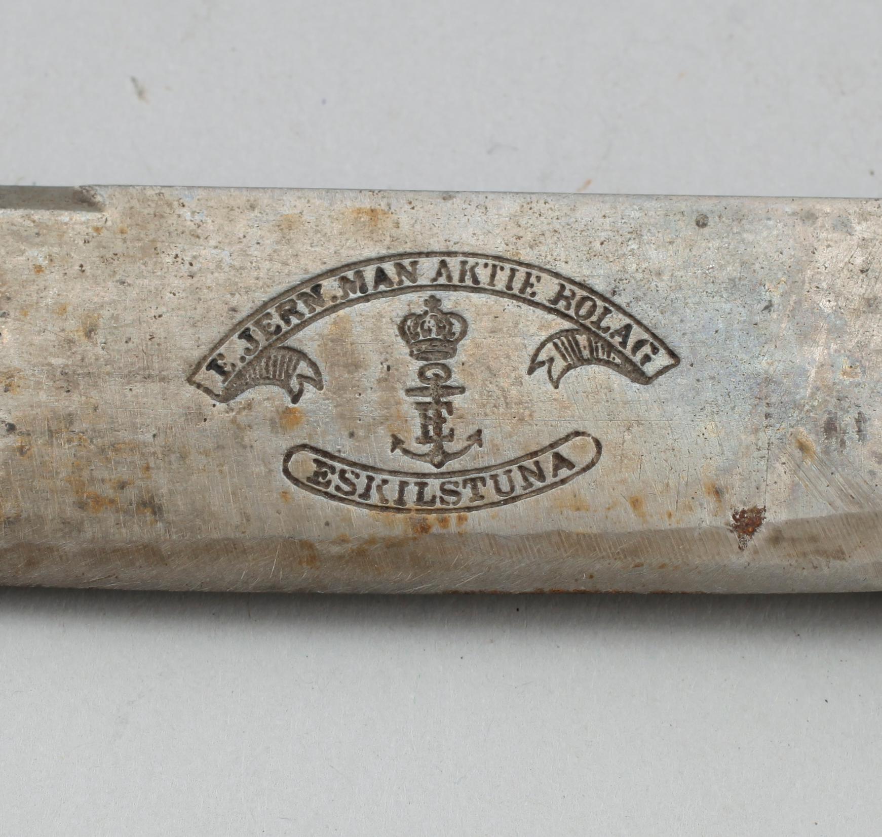 KNIV, fäste av skuret trä, omkring år 1900.
