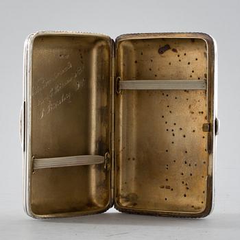 CIGARETTETUI, silver. Henrik Lassas, St Petersburg, 1800-talets slut. Vikt ca 300 gr.