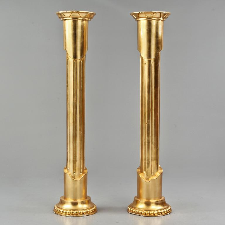 KOLONNER, ett par, gustaviansk stil, 1900-talets andra hälft.