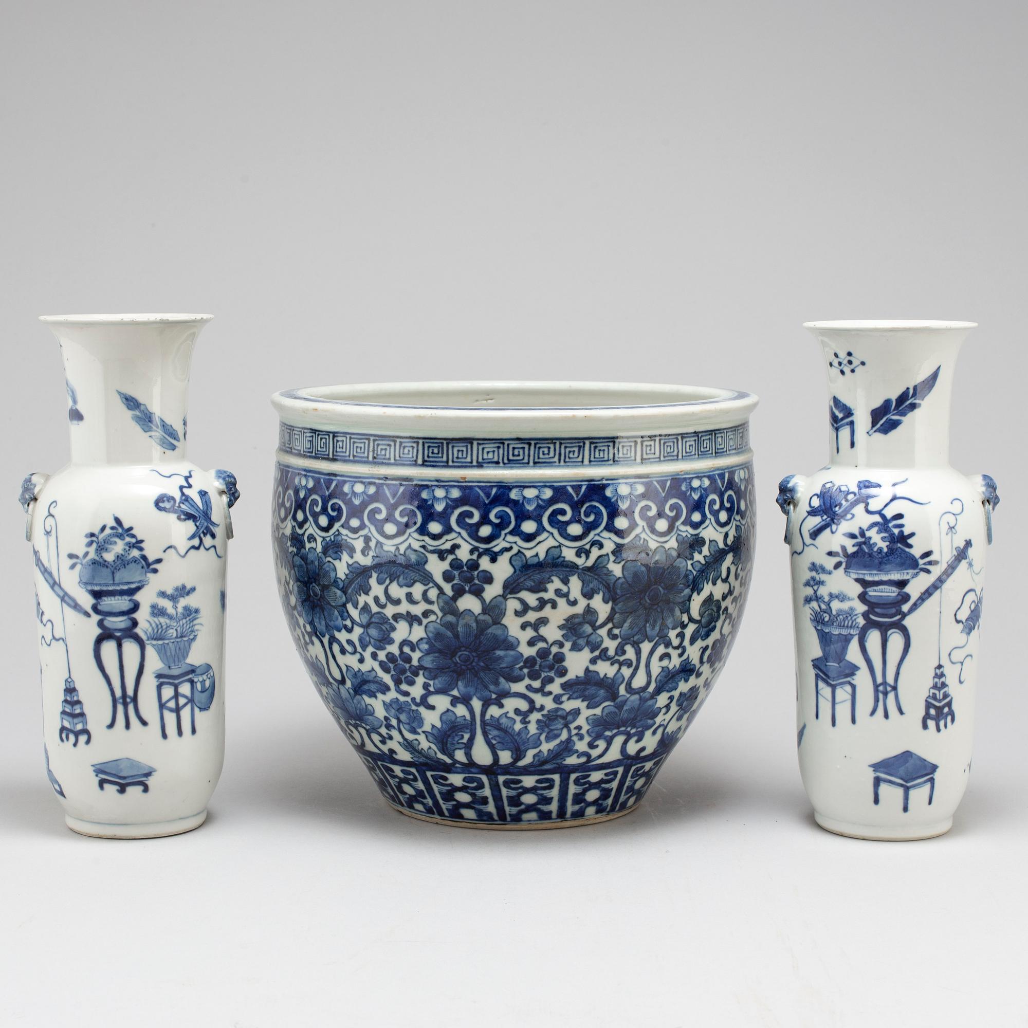 A pair of blue and white vases and pot, Qing dynasty, late 19th century.