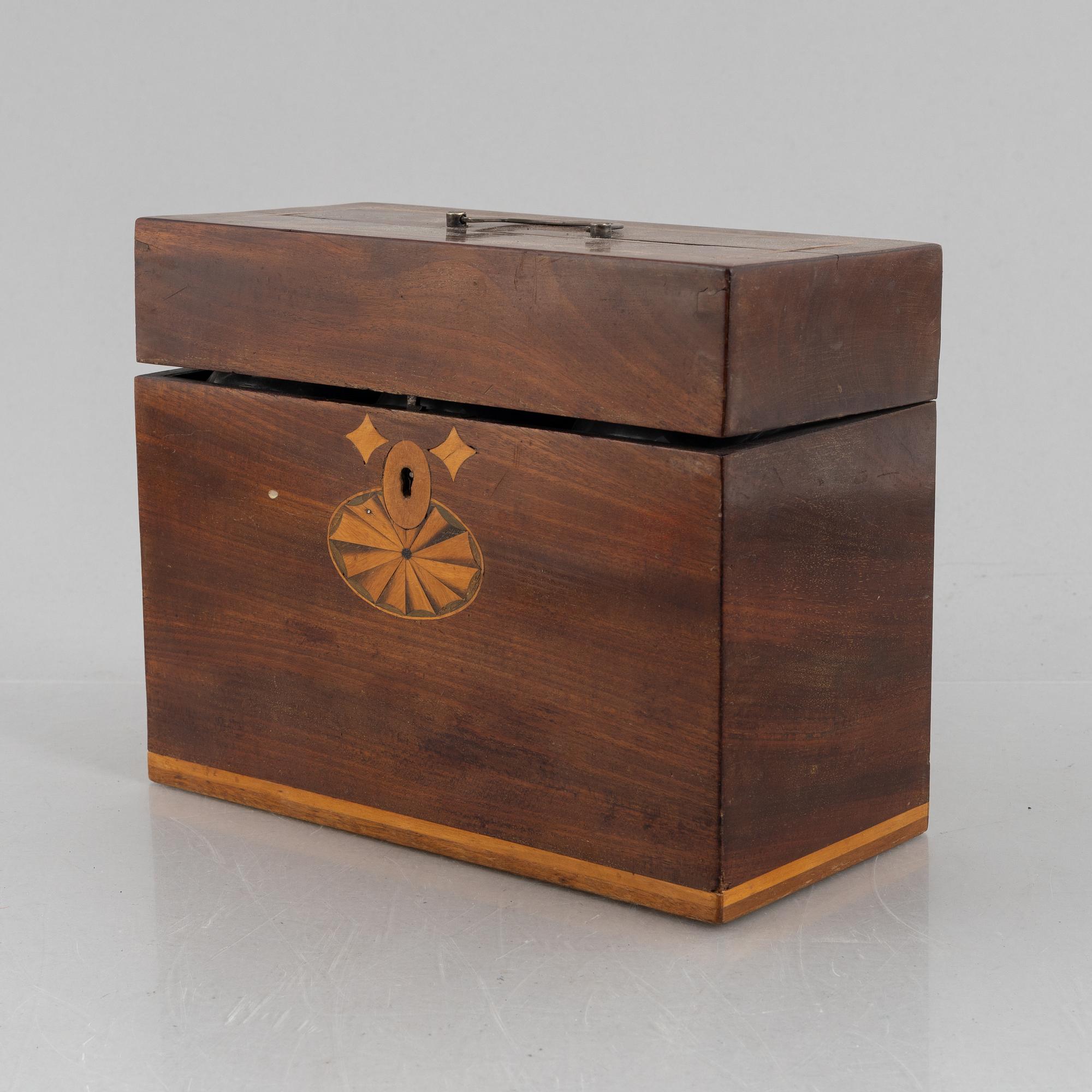 A wooden box with three glass flaska, first half of the 19th century.