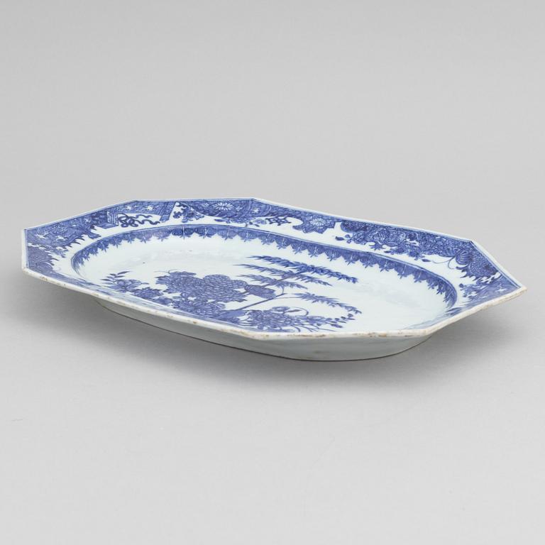 A Chinese blue and white porcelain dish, Qing dynasty, Qianlong (1736-1795).