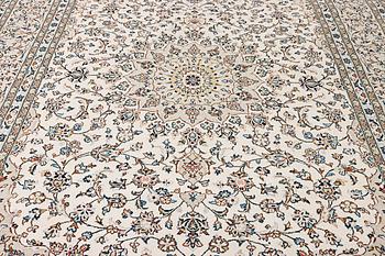 A Kashan carpet, c. 345 x 240 cm.