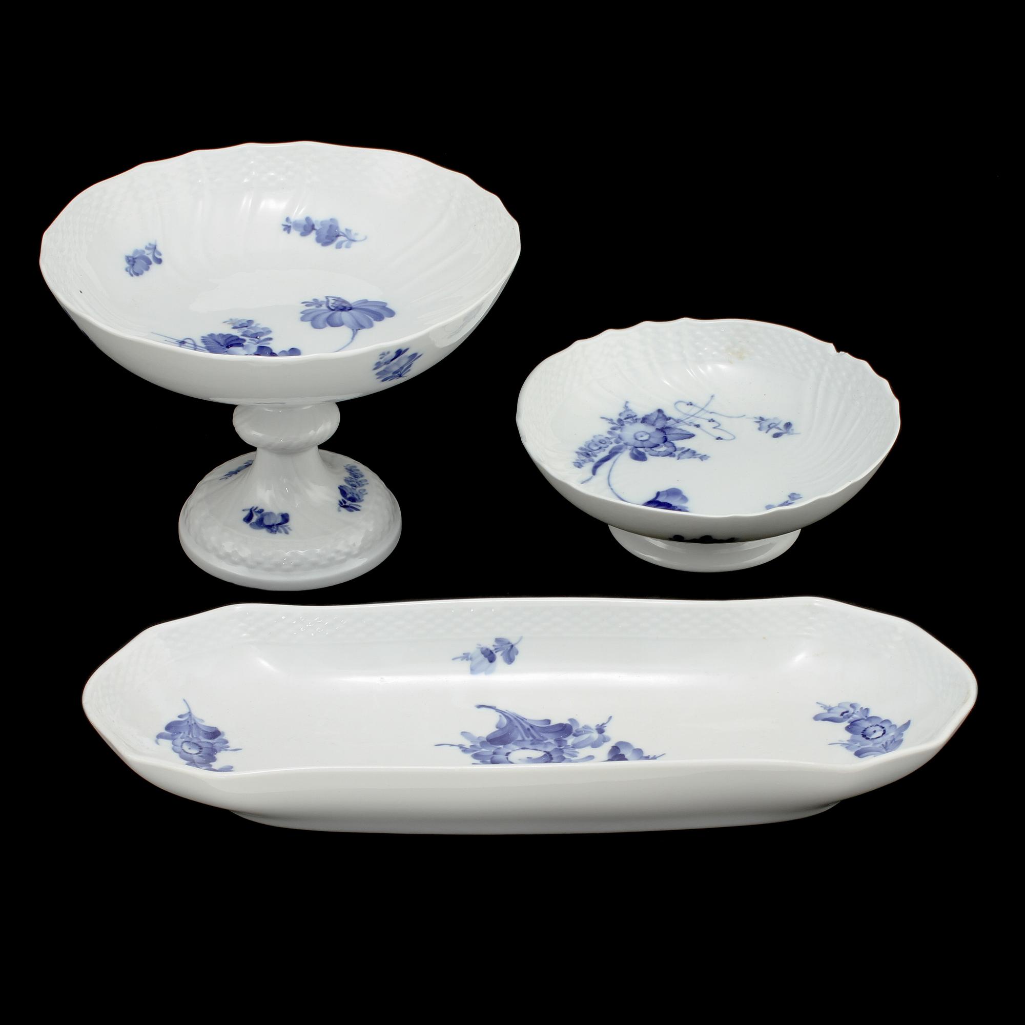 TE- OCH KAFFESERVISDELAR, 51 st, porslin, "Blå blomst", Royal Copenhagen, 1900-tal.