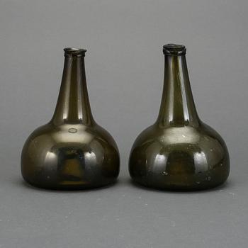 FLASKOR, 2 st, glas, 1700-tal.