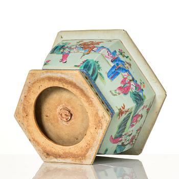 Ytterfoder, porslin. Qingdynastin, 1800-tal.