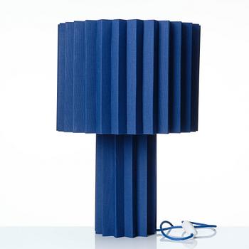 FOLKFORM, "L árt Plisse no 7", bordslampa, Studio Folkform 2022.