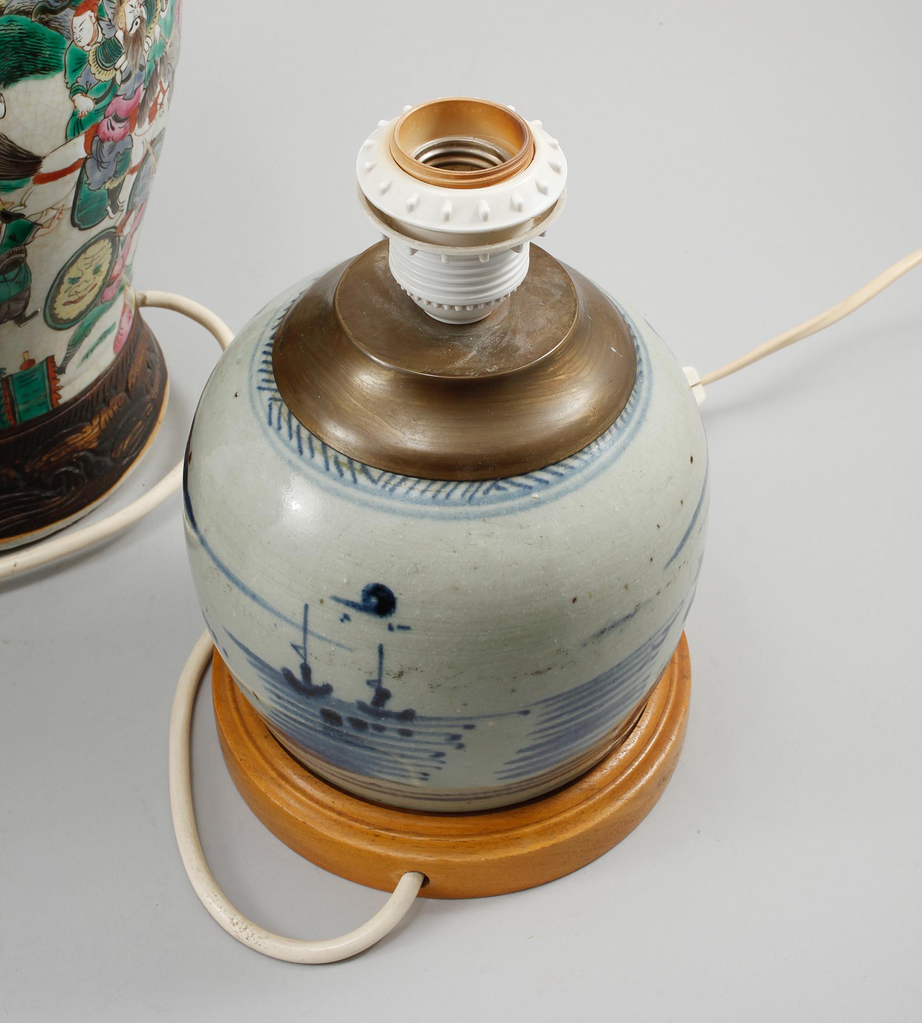 BORDSLAMPOR, 3 st, porslin, Kina och Japan, 1800- och 1900-tal.