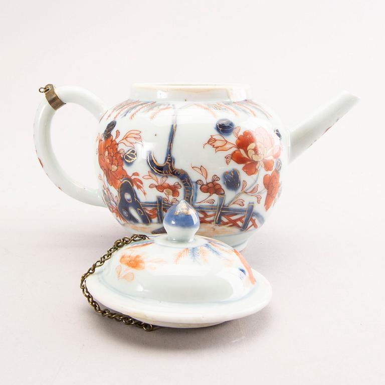 A Chinese Imari Qianlong porcelain teapot with cover.