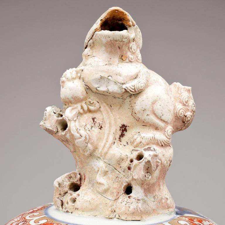 URNA MED LOCK, porslin, Japan sent 1800-tal.