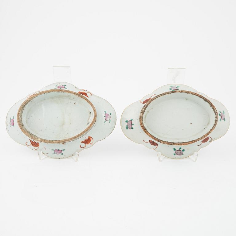 Two jugs, two dishes, a tea pot with cover, Qing dynasty, 18th/20th Century.