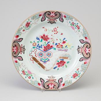 A famille rose export porcelain dish, Qing dynasty, Qianlong (1736-95).