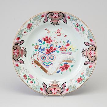 A famille rose export porcelain dish, Qing dynasty, Qianlong (1736-95).