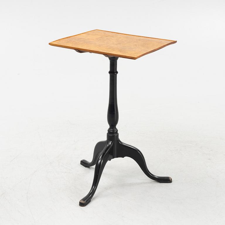 An alder root veneered tilt top table by Jacob Sjölin (1767-1785).