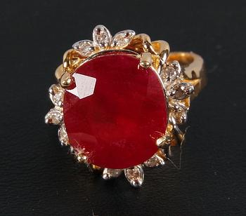 RING, rubin 10,05ct, 12 diamanter sammanlagt 0,12ct samt 14k guld enl intyg.