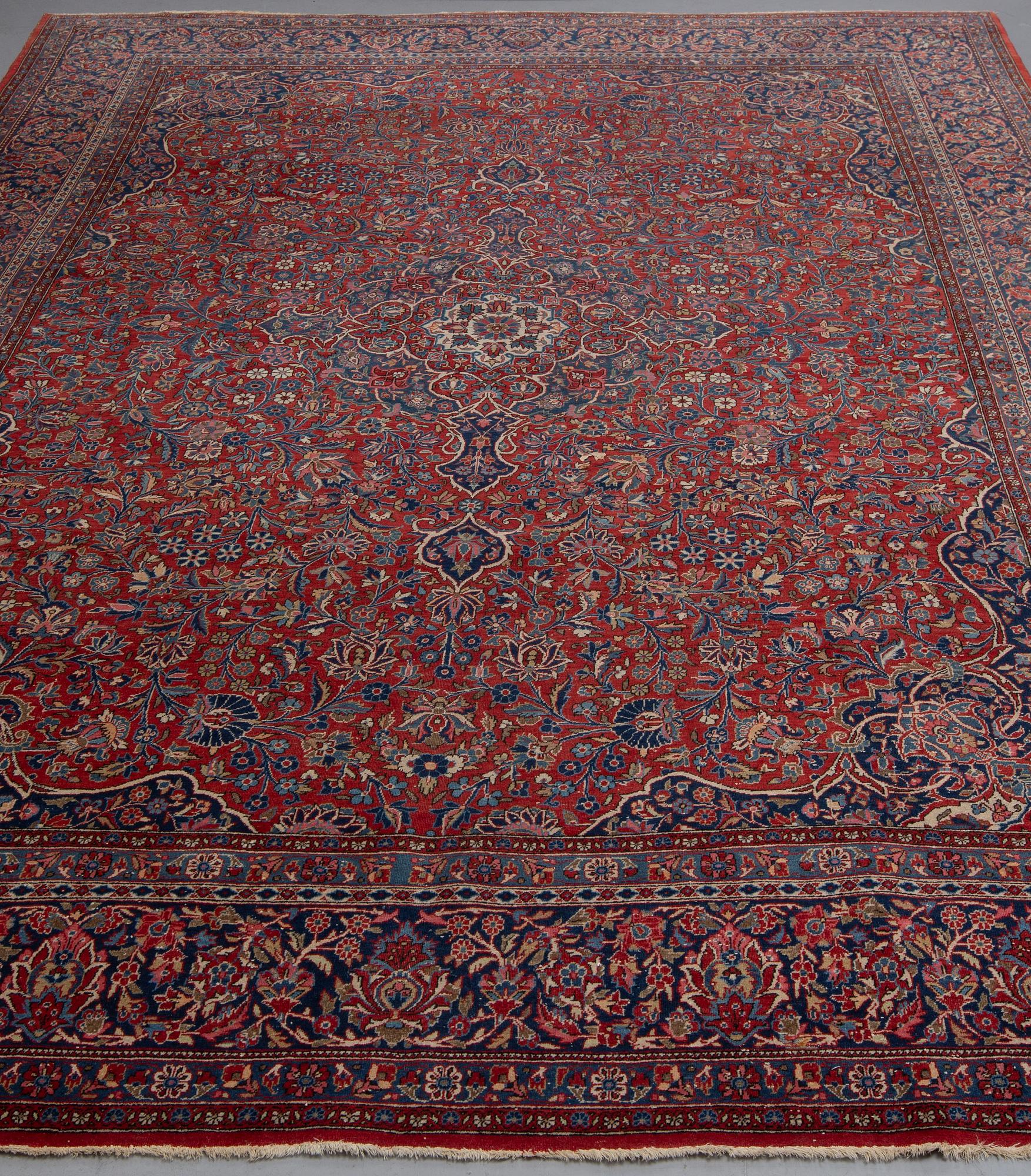 A carpet, semi-antique Kashan, ca 424,5 x 308 cm.