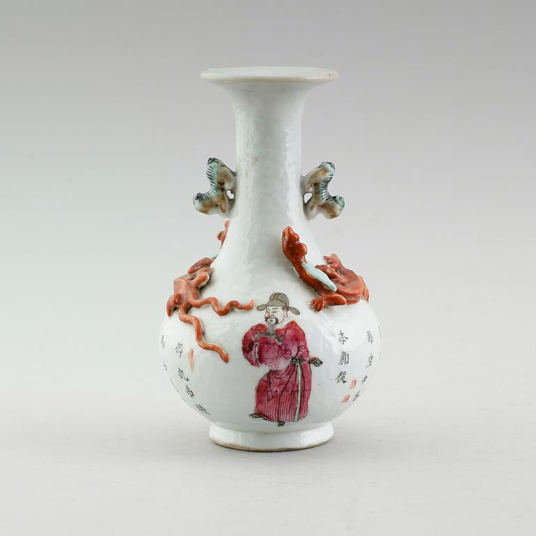 A famille rose dragon vase. Qing dynasty 19th century.