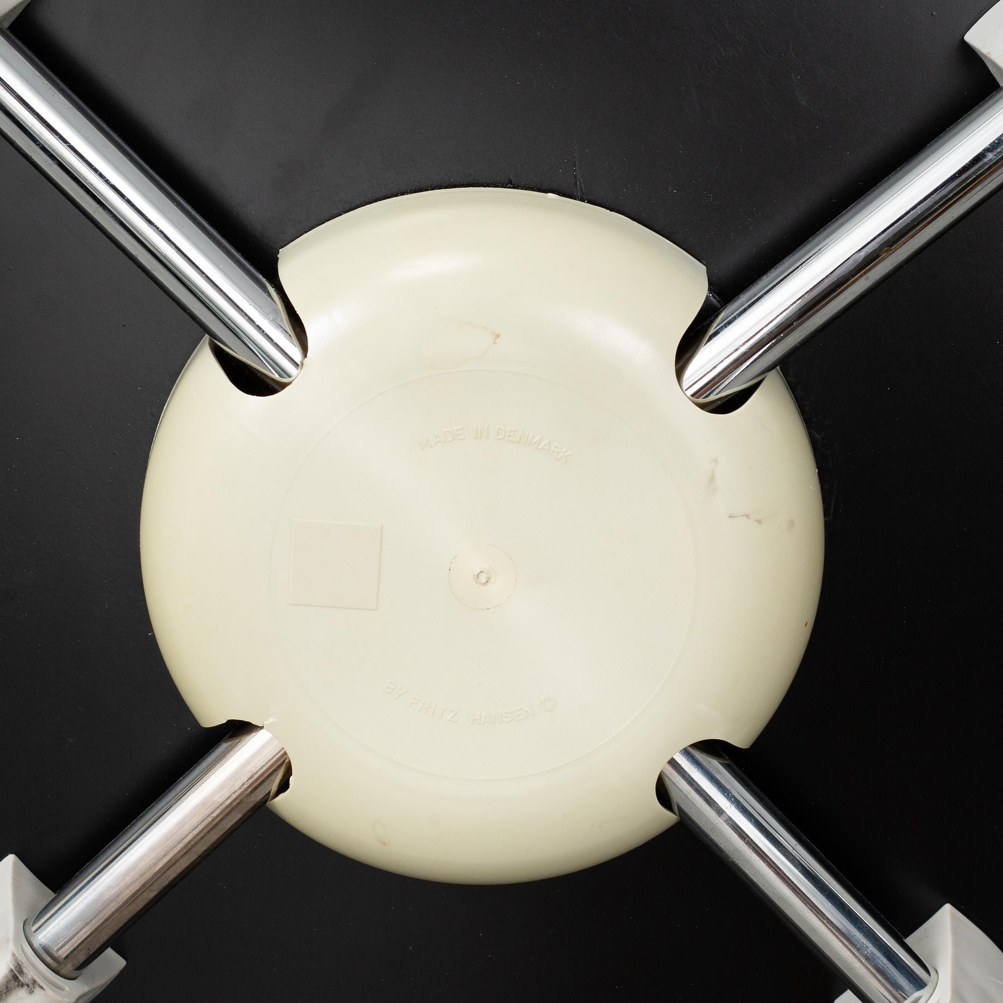 Four 'serie 7 chairs' by Arne Jacobsen for Fritz Hansen.