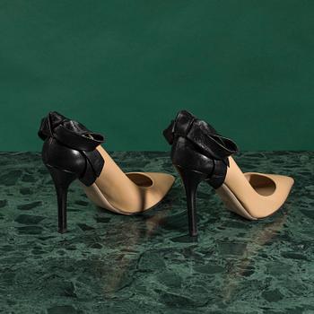 A pair of pumps by VALENTINO in size 36,5.