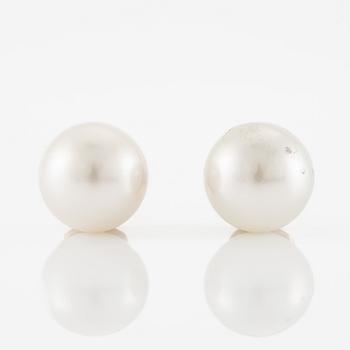 Örhängen 18K guld med odlade akoyapärlor.