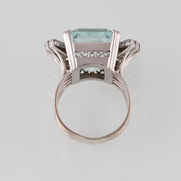 RING, 18K vitguld med akvamarin samt trapetsslipade diamanter. Vikt 11,6 gram.