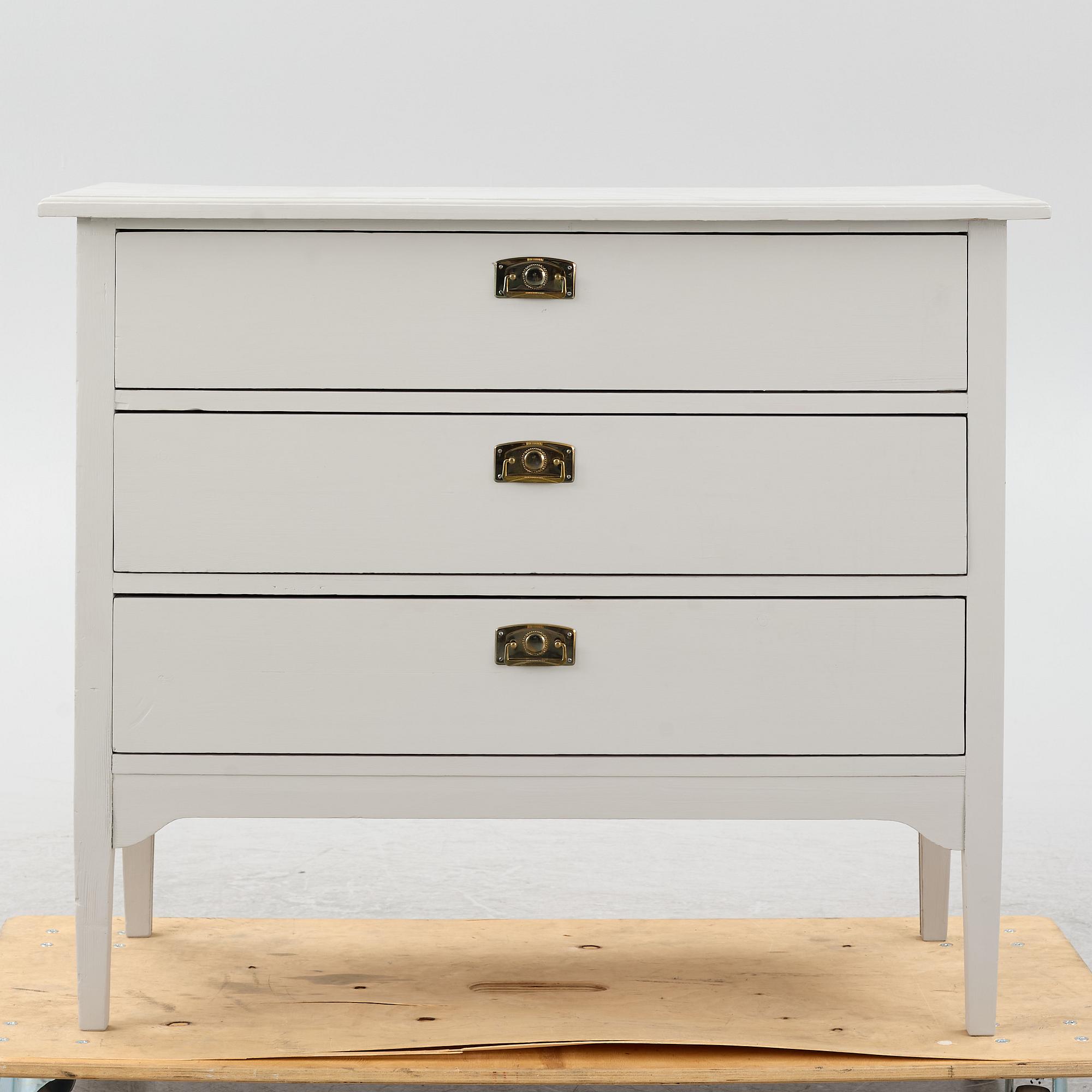 A chest of drawers, early 20th Century.