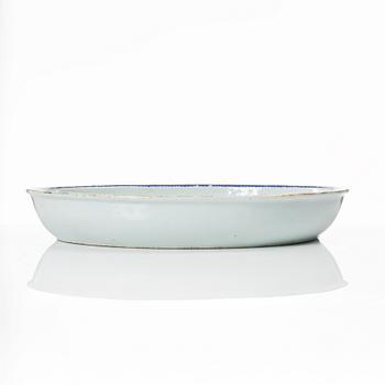 Form och stekfat, porslin, Kina, Qingdynastin, omkring 1800.