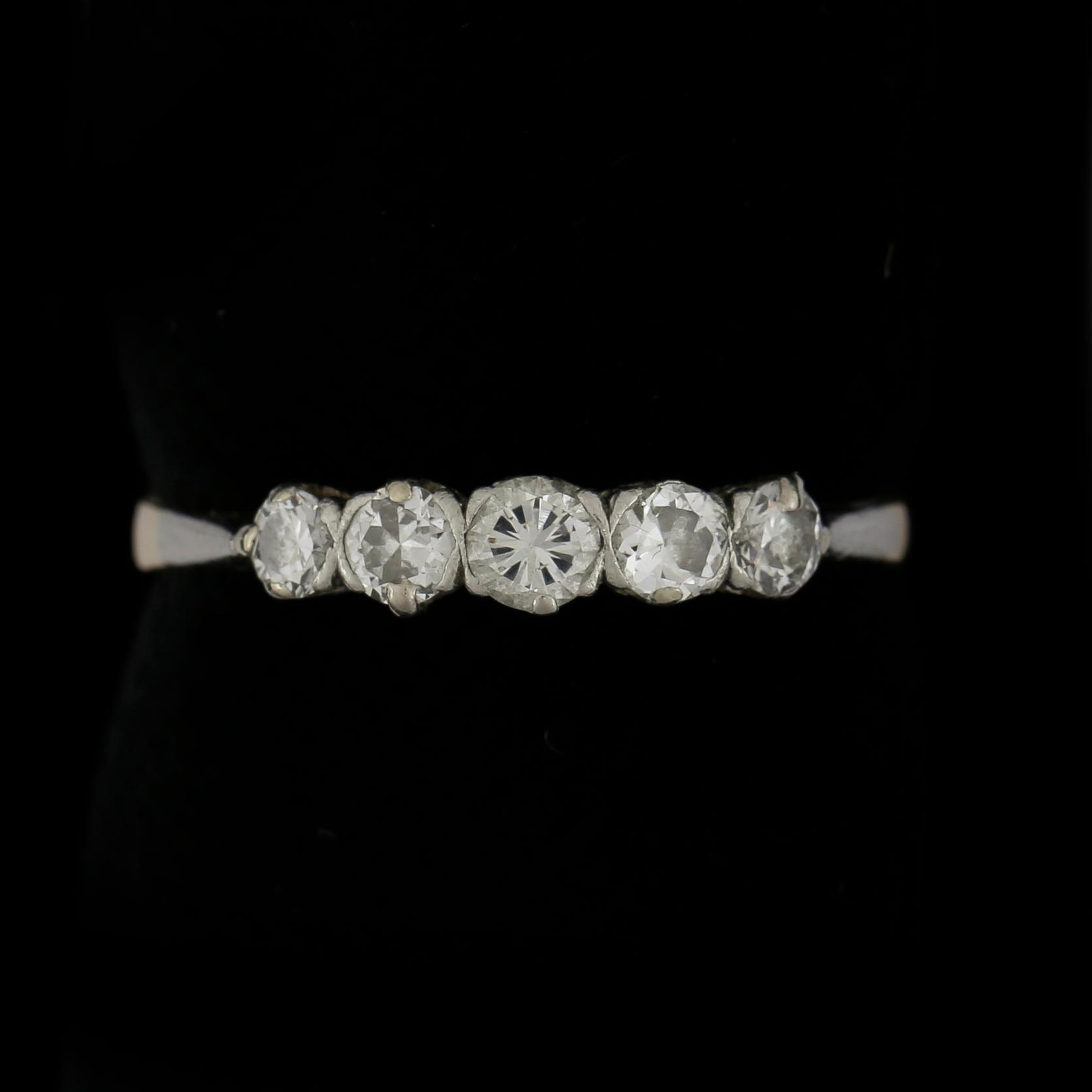 RING, 18k guld med 5 diamanter tot ca0,45ct. Vikt 2,9g.