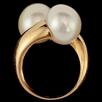 RING, 18k guld med 2 odlade pärlor. Vikt 13 g.