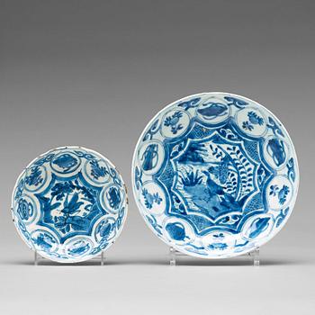 A set of four blue and white kraak dishes and a serving dish, Ming dynasty, Wanli (1572-1620).