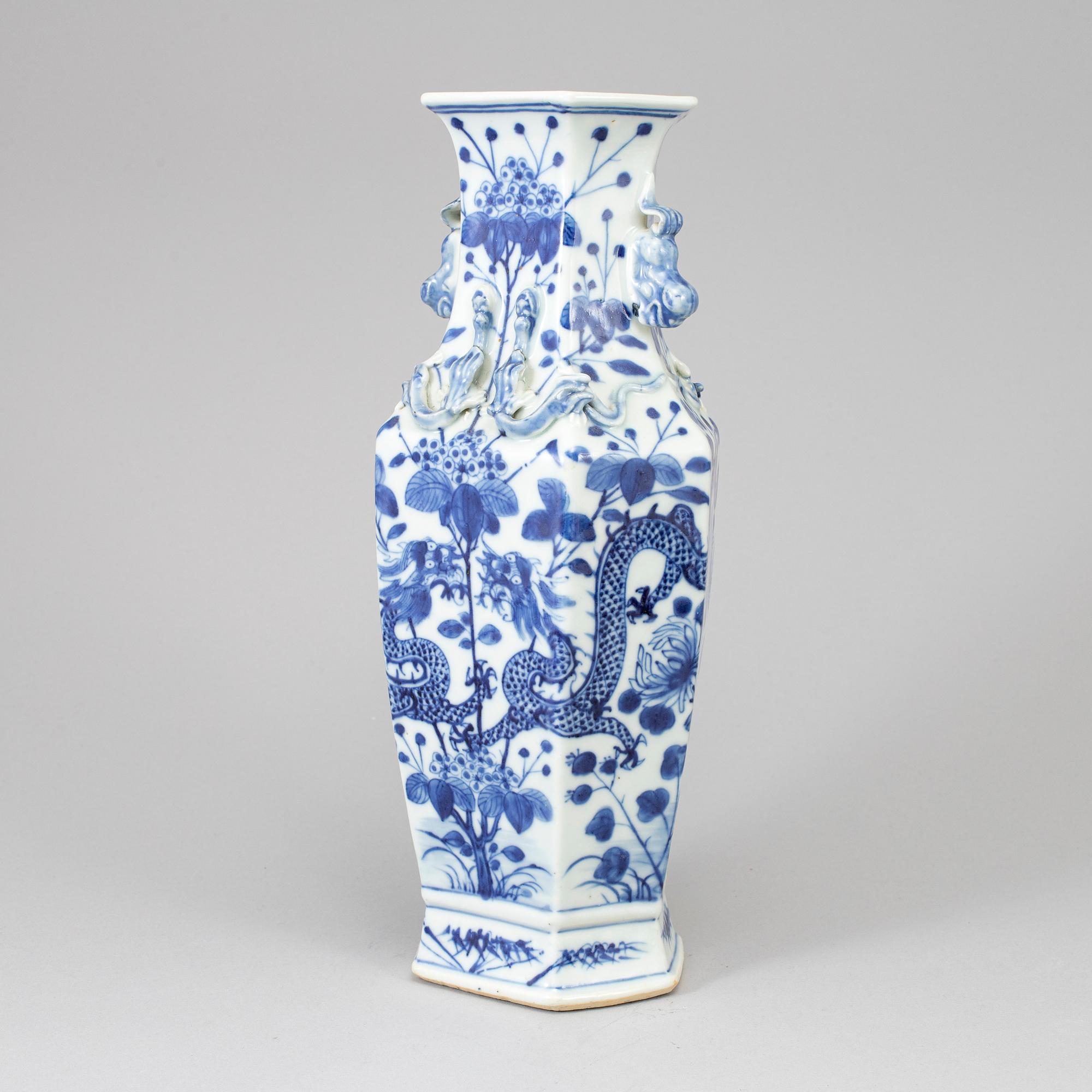 A blue and white vase, Qing dynasty, 19th century.