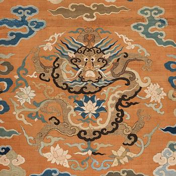 KESI, silk and gold threads. 159,5 x 50 cm. Late Qing dynasty (1644-1912).