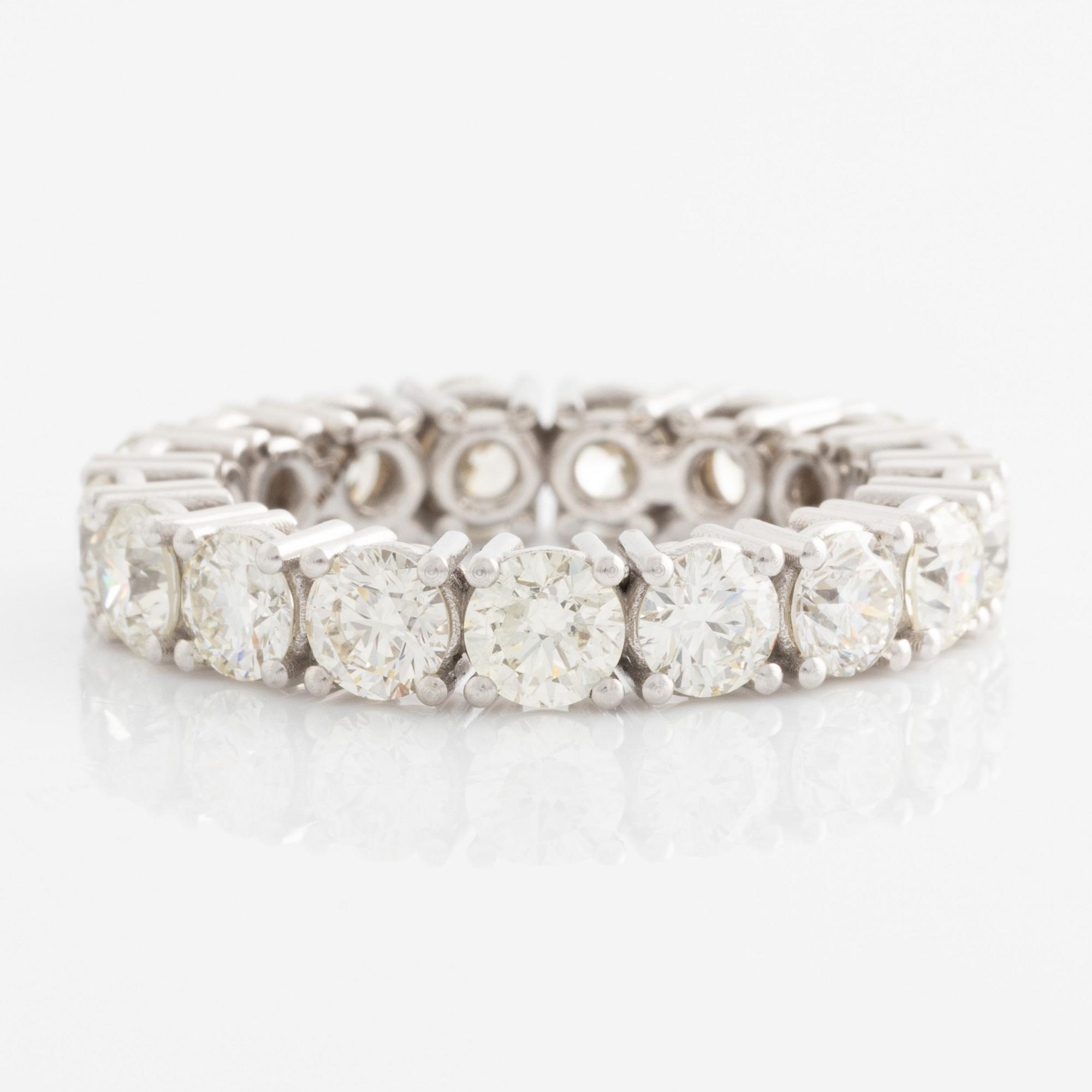 Ring helallians med briljantslipade diamanter.