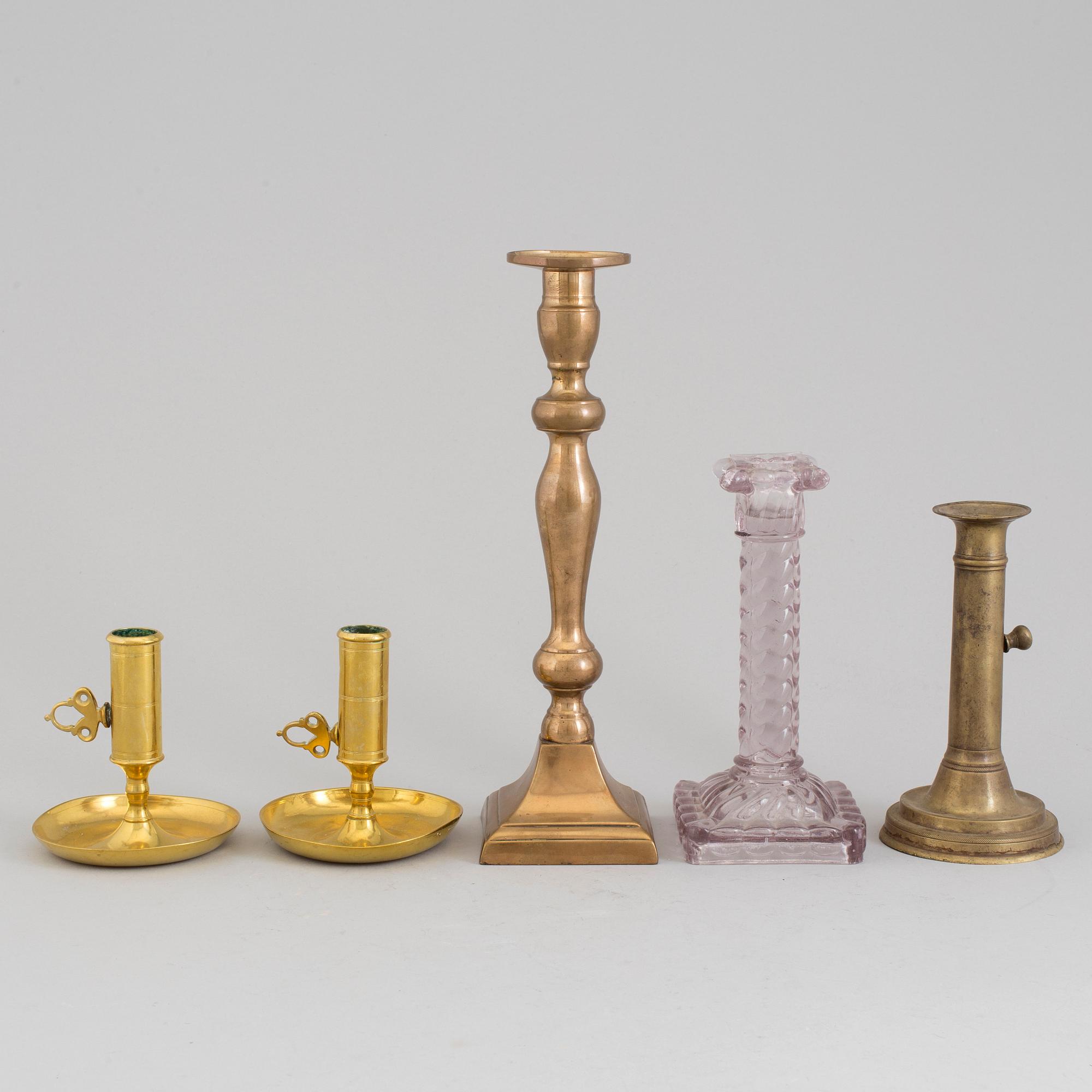 LJUSSTAKAR, 5 st, glas, mässing och brons, 1700-/1800-tal.