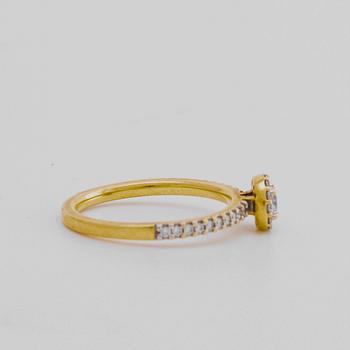 RING 18K guld m briljanter totalt ca 0,50 ct.