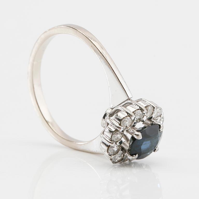 Ring 18K vitguld med en ovalt fasetterad safir samt runda briljantslipade diamanter.