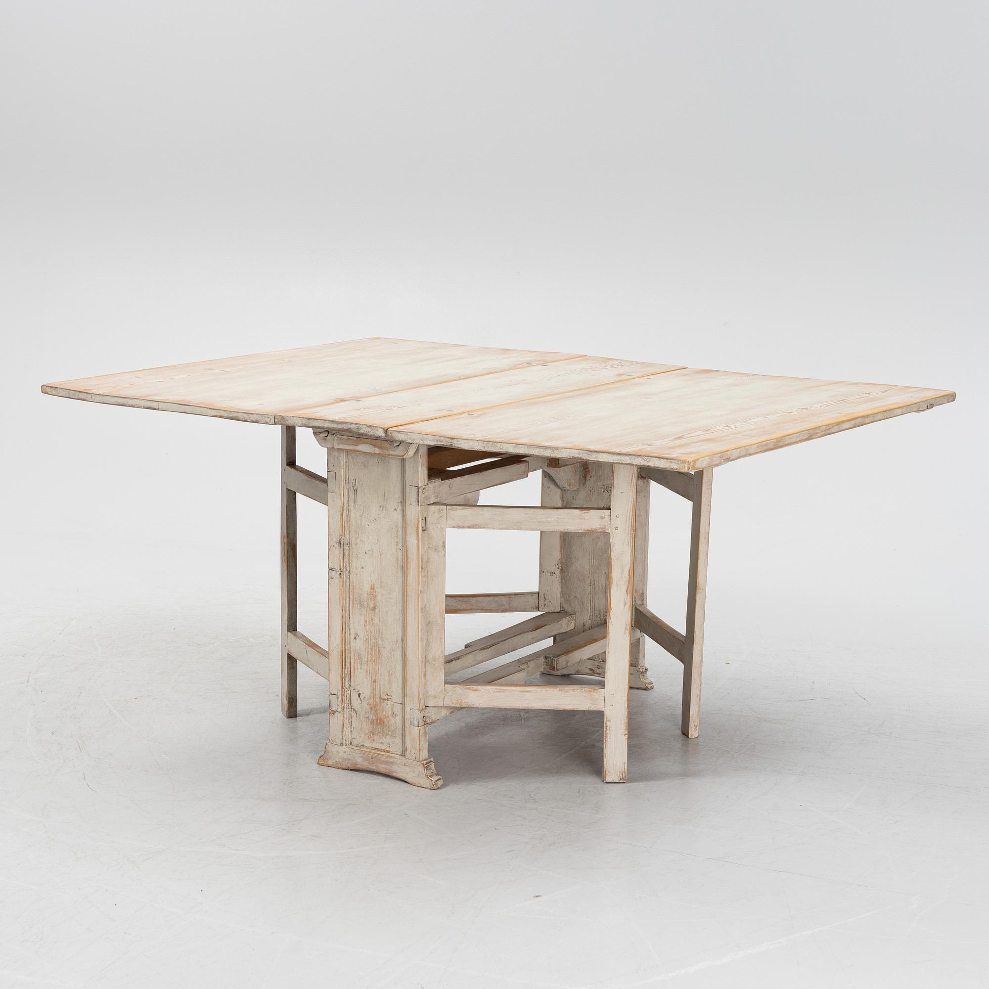 A gate-leg table, 19th Century.
