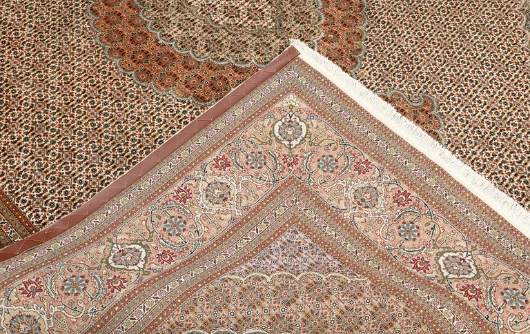 Matta, Täbris, part silk, s.k. 50 Radj, ca 300 x 250 cm.