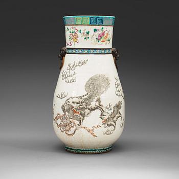 325. A large famille rose vase, late Qing dynasty, circa 1900.