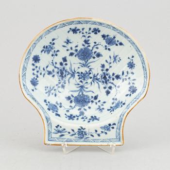 A group of 7 blue and white dishes, 18/20th Century.