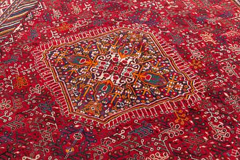 A carpet, Shiraz, ca 318 x 205 cm.