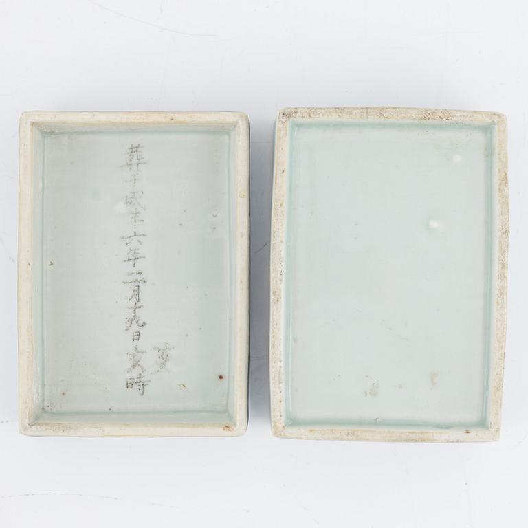 A blue and white porcelain box with cover, Qing dynasty, circa 1900. With an inscription.