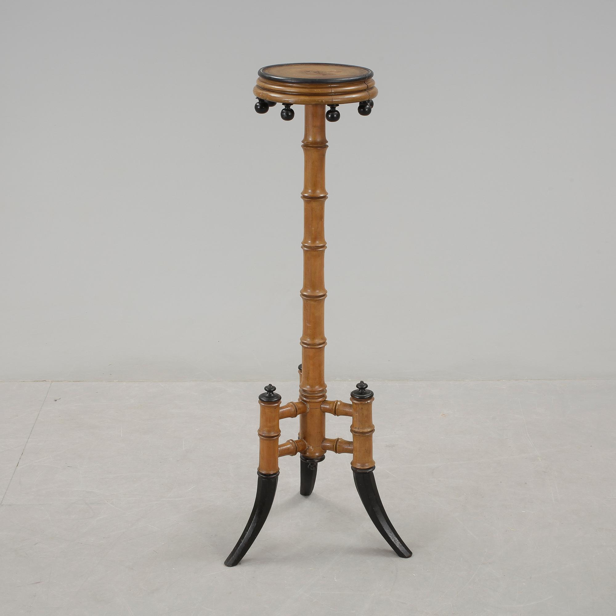 PIEDESTAL. Kolonialstil, omkring sekelskiftet 1900.