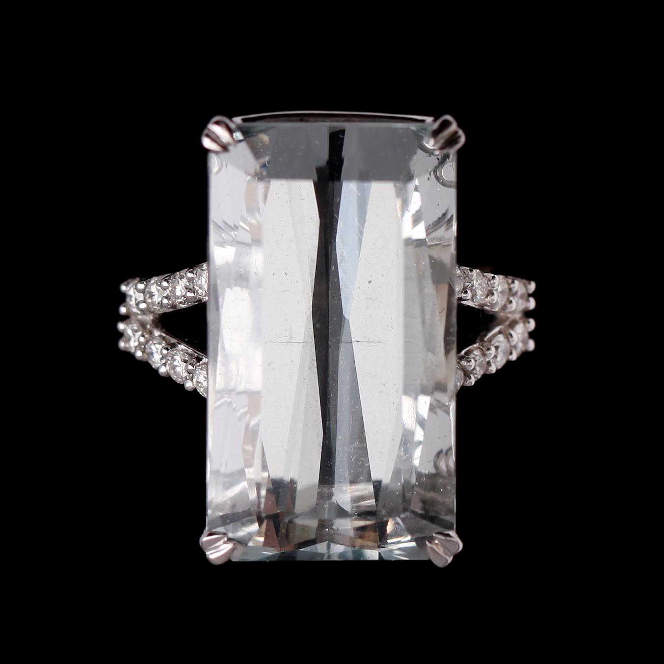 RING, 18 k vitguld, med akvamarin 16.95 ct samt briljantslipade diamanter.