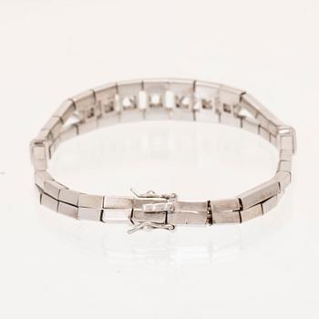 An 18K white gold bracelet set with round brilliant cut diamonds.