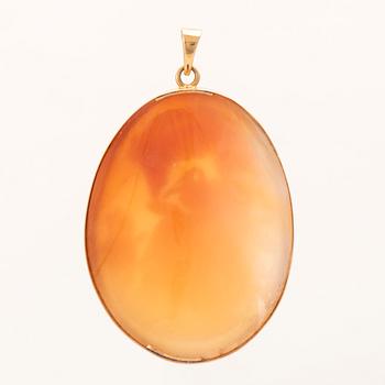 An 18K gold pendant with cameo in seashell, S K Johansson Malmö 1924.