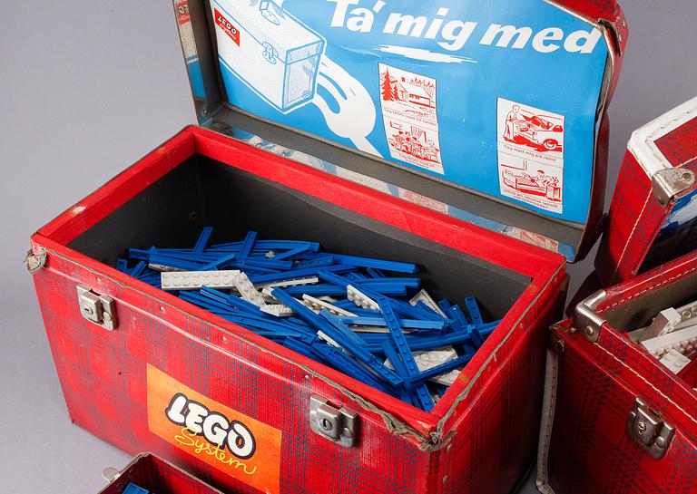 PARTI LEGO, 2 lådor, 1900-talets andra hälft.
